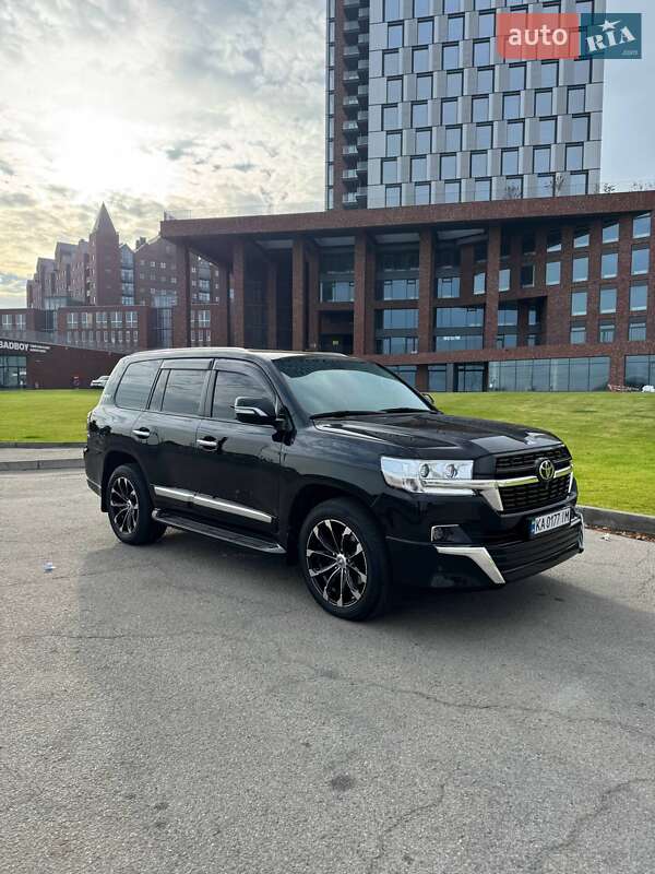 2013 toyota land cruiser 200