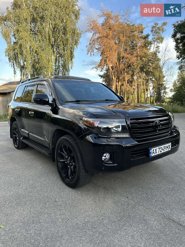 2013 toyota land cruiser 200