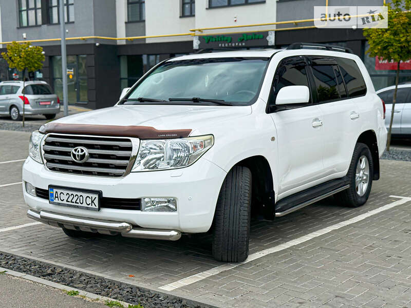 2010 toyota land cruiser 200