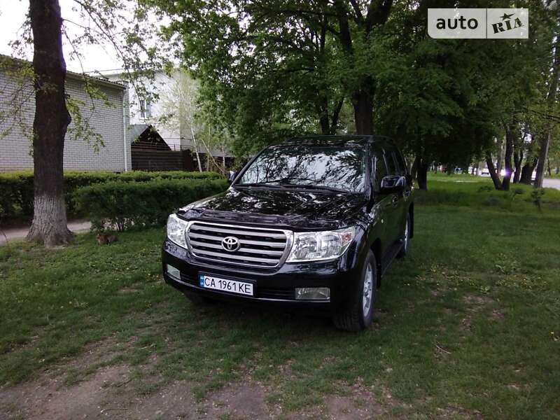 2010 toyota land cruiser 200
