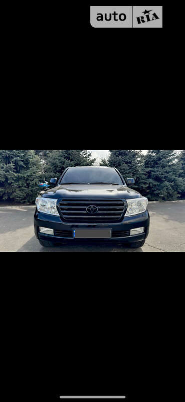 2011 toyota land cruiser 200