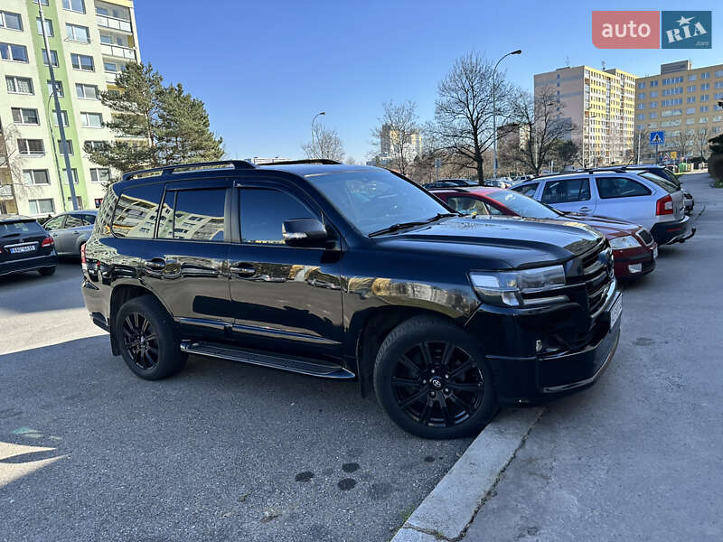 2012 toyota land cruiser 200