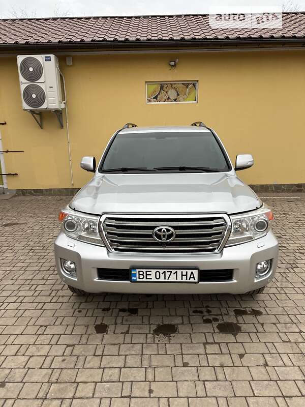 2012 toyota land cruiser 200