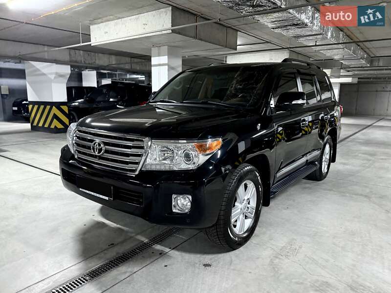 2012 toyota land cruiser 200