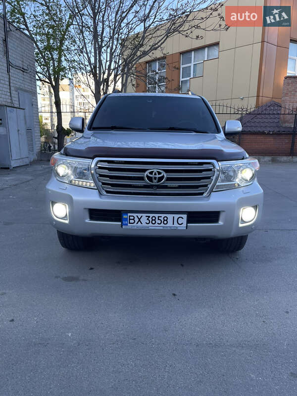2013 toyota land cruiser 200