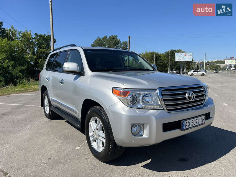 2014 toyota land cruiser 200