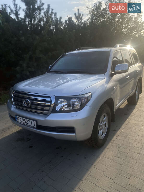 2011 toyota land cruiser 200