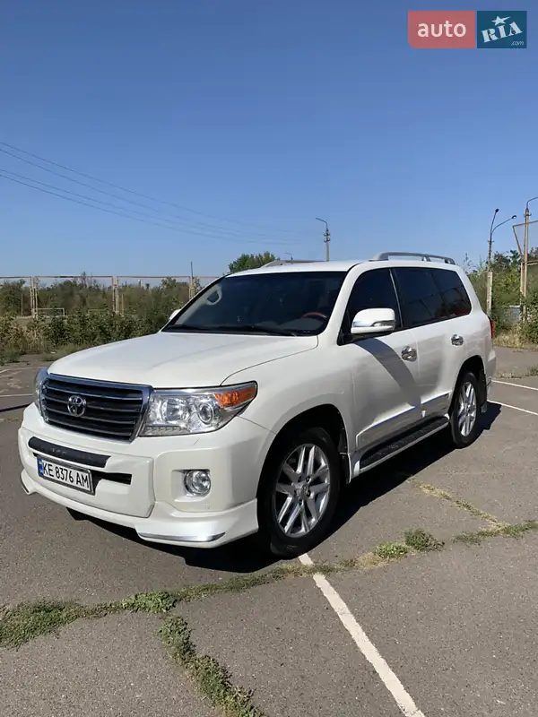 2013 toyota land cruiser 200