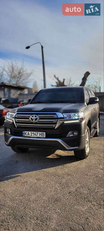 2011 toyota land cruiser 200