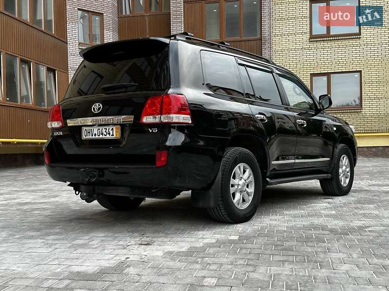 2010 toyota land cruiser 200