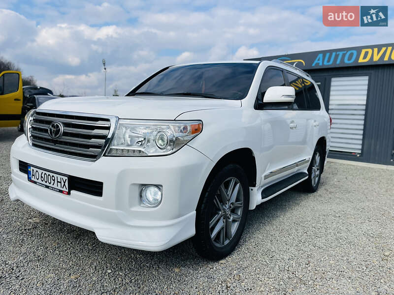 2013 toyota land cruiser 200