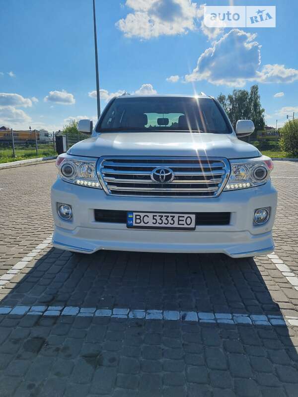2013 toyota land cruiser 200