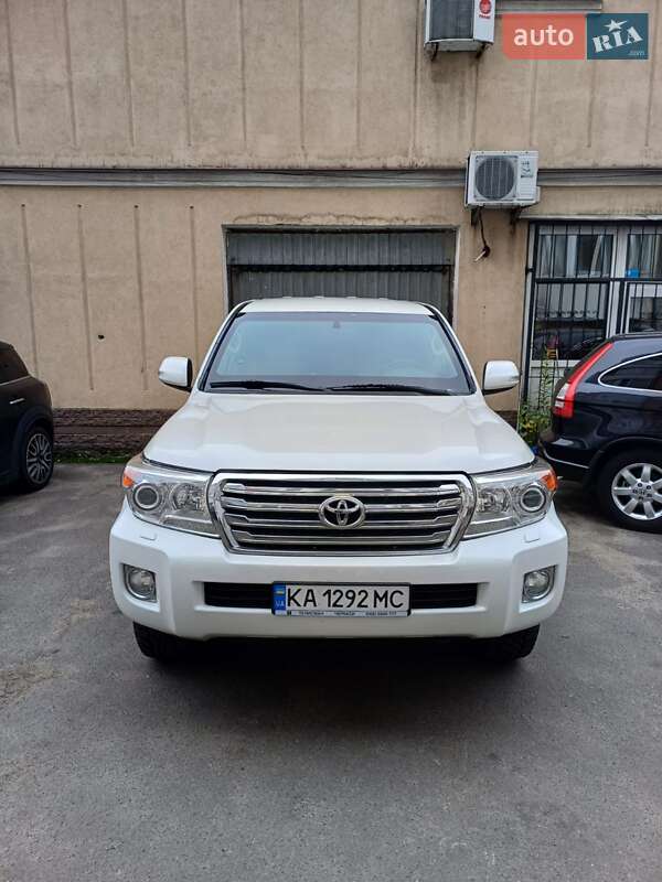 2014 toyota land cruiser 200