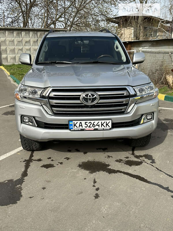 2017 toyota land cruiser 200