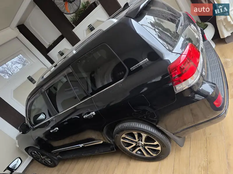 2018 toyota land cruiser 200