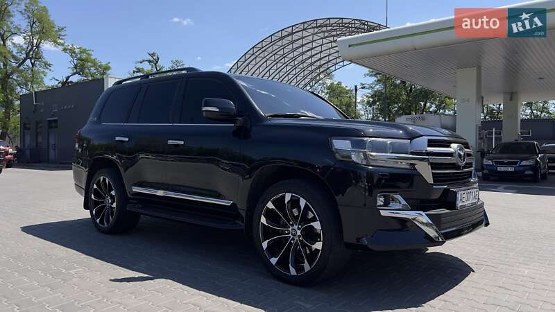 2019 toyota land cruiser 200