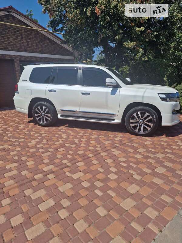 2019 toyota land cruiser 200