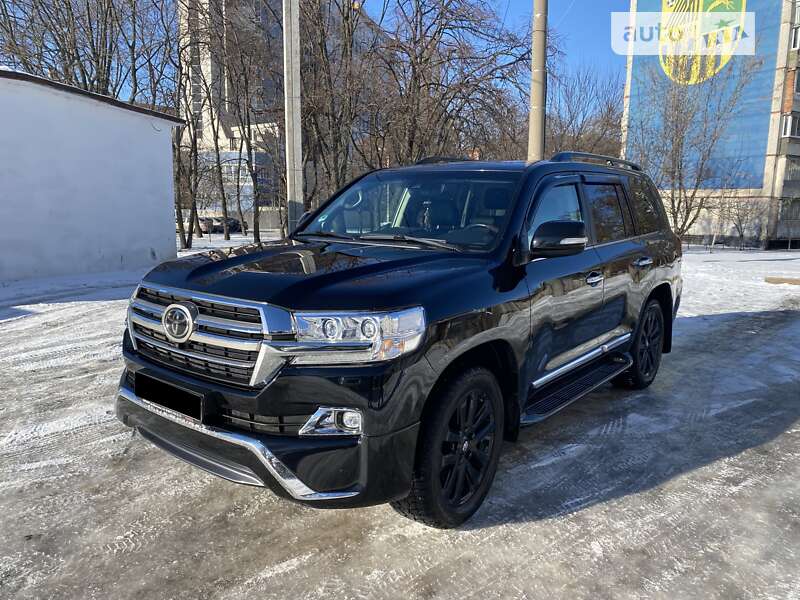 2017 toyota land cruiser 200