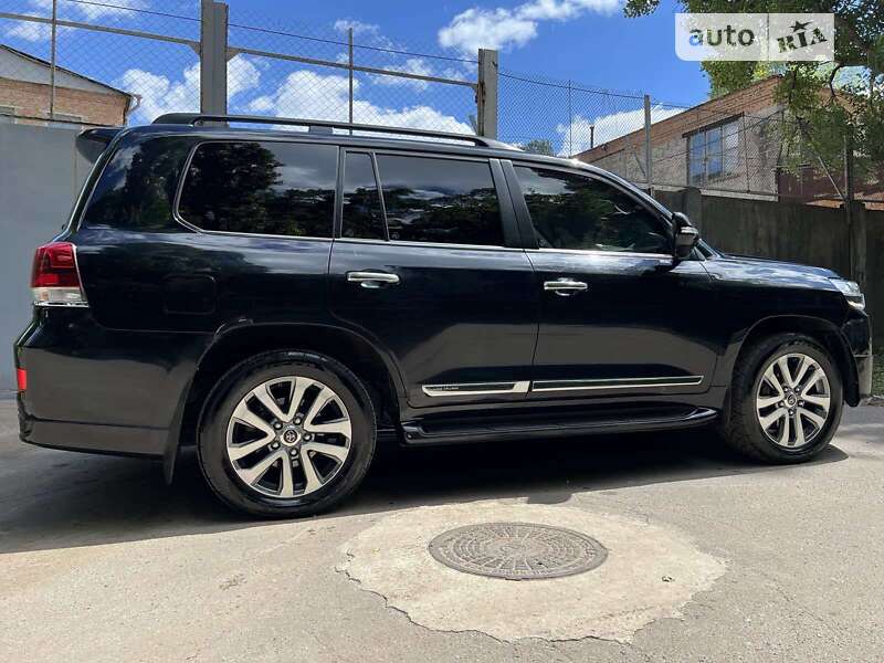 2019 toyota land cruiser 200