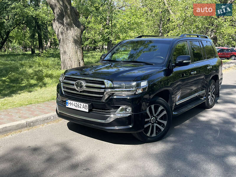2019 toyota land cruiser 200