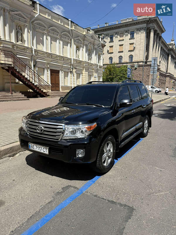 2013 toyota land cruiser 200