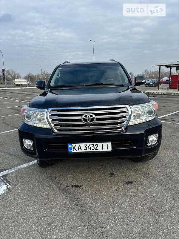 2013 toyota land cruiser 200