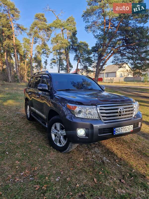 2012 toyota land cruiser 200