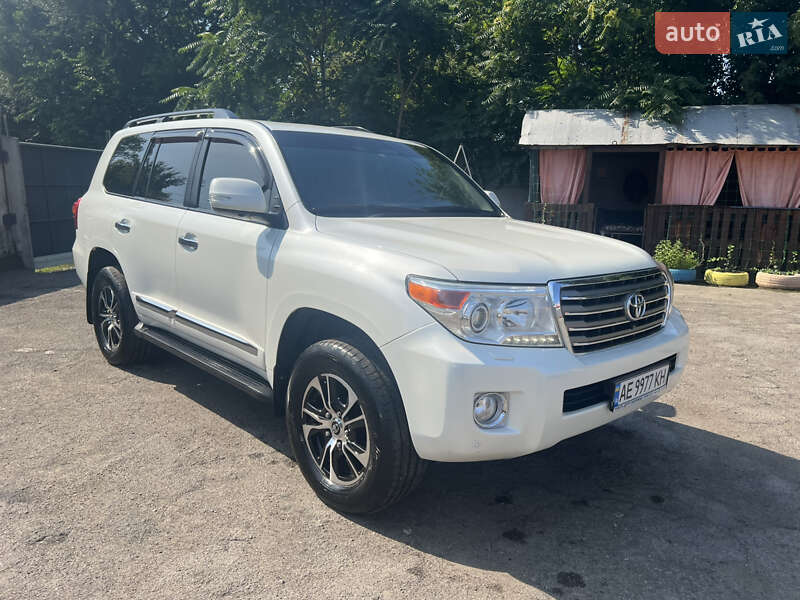 2013 toyota land cruiser 200