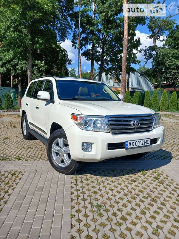 2012 toyota land cruiser 200