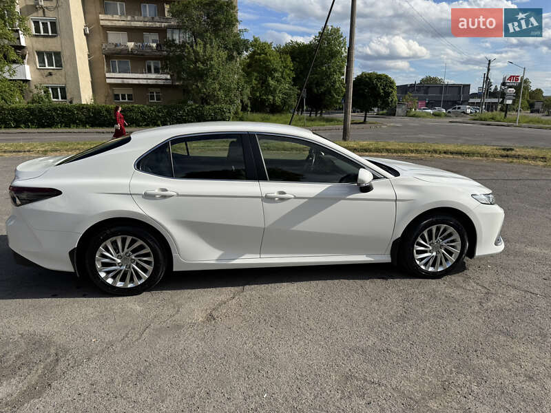 2022 toyota camry hybrid