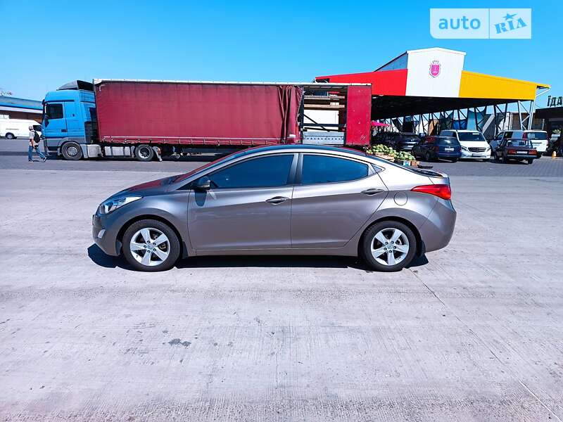 2012 hyundai elantra