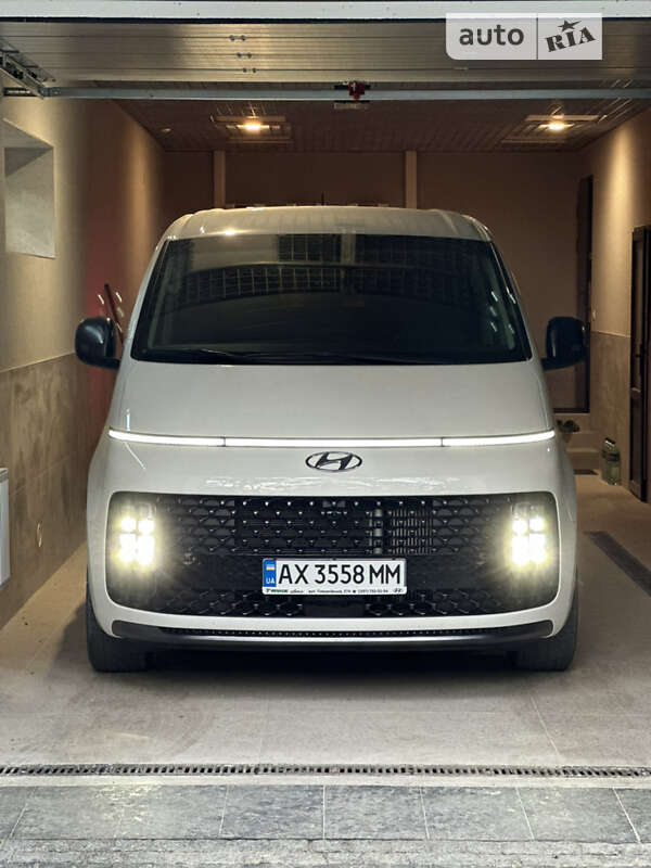 2022 hyundai staria
