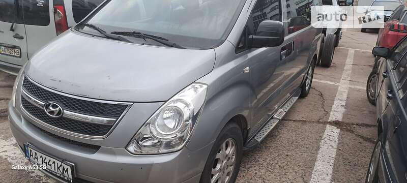 2011 hyundai grand starex