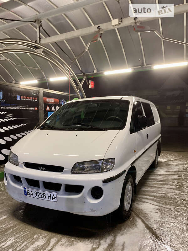 2000 hyundai h200