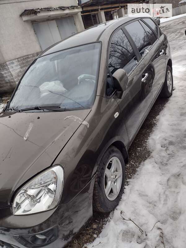 2008 kia carens
