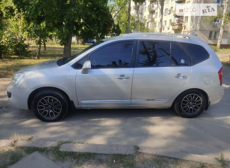 2011 kia carens