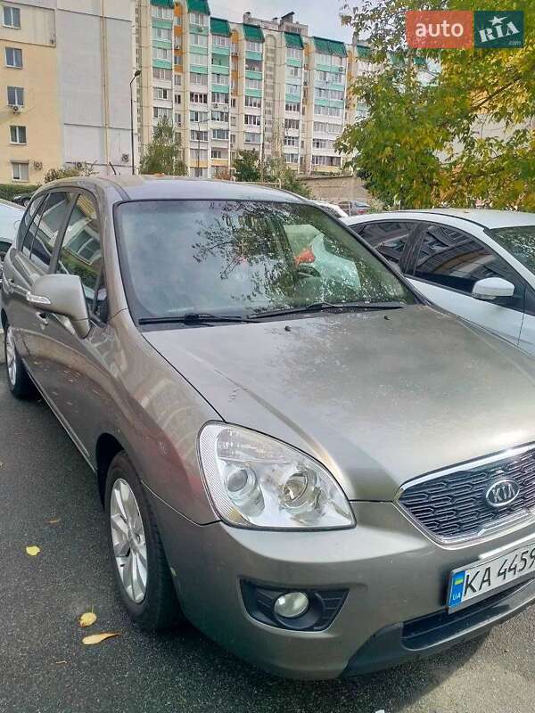 2011 kia carens