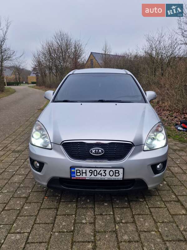 2011 kia carens