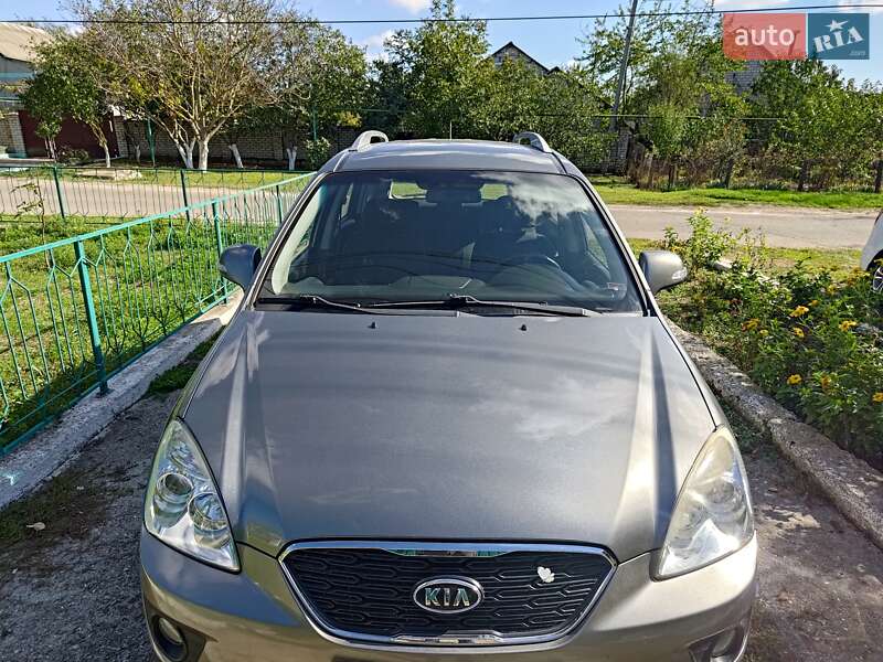 2010 kia carens