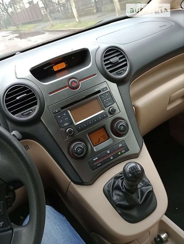 2011 kia carens