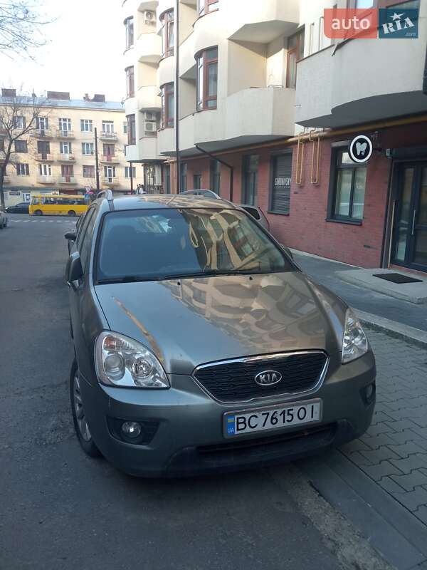2011 kia carens
