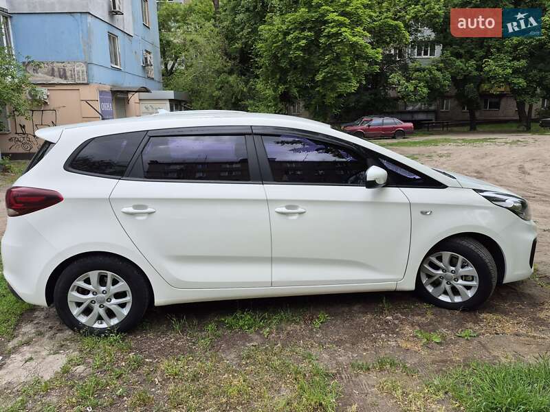 2017 kia carens