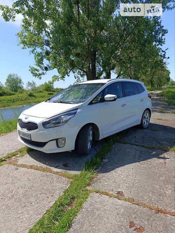 2015 kia carens