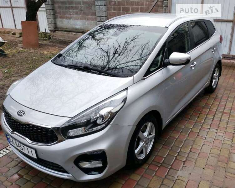 2017 kia carens