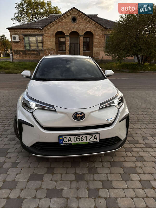 2022 toyota izoa