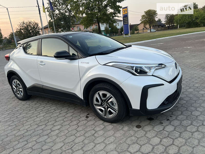 2021 toyota izoa