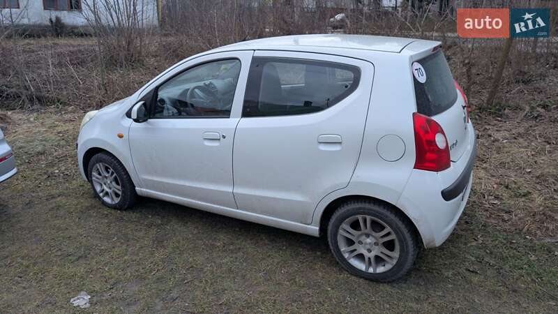 2010 nissan pixo