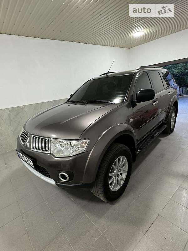 2011 mitsubishi pajero sport