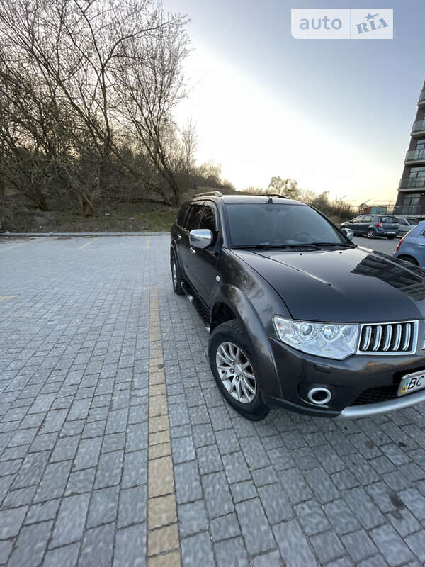 2011 mitsubishi pajero