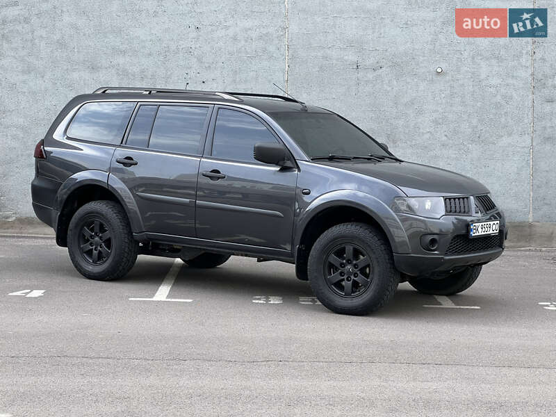 2011 mitsubishi pajero sport